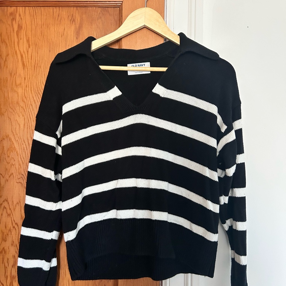 Old Navy Women's V-Neck Sweater in Black and White Stripes